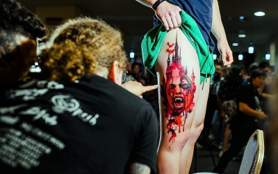 Artistul Constantin Ticu, care lucrează la un salon din Marea Britanie, a câştigat marele premiu la Transilvania Tattoo Expo