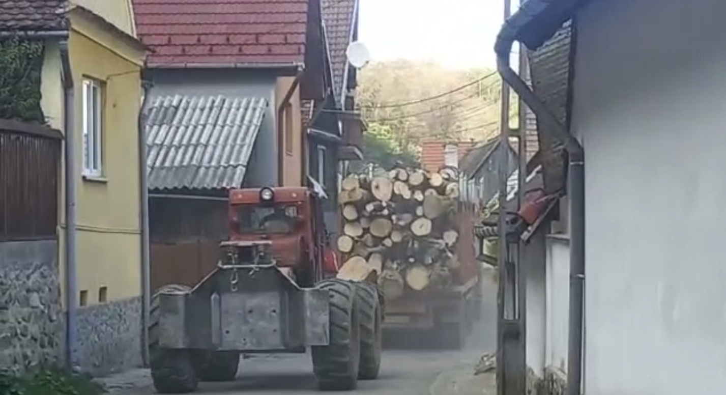 „Durerea noastră cea mai mare este că ne sunt distruse casele în care am investit”. Camioanele de lemne care trec prin Sibiel crapă zidurile locuințelor din sat