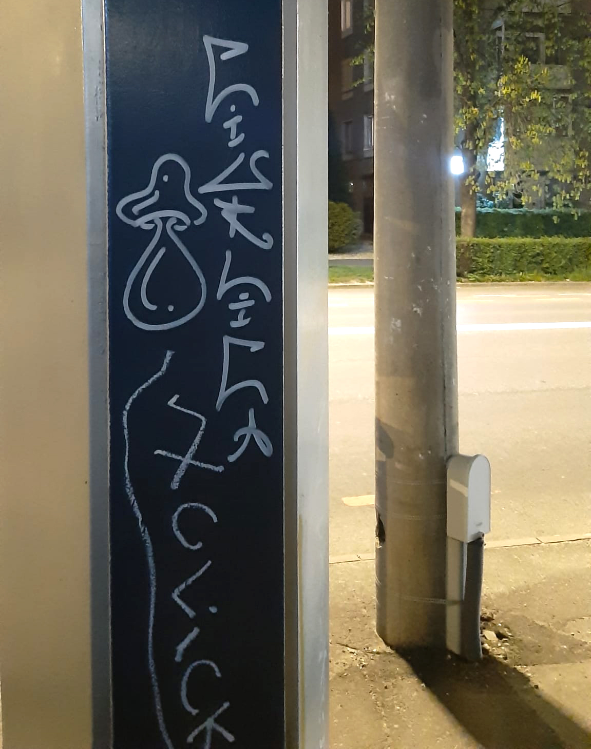 Amenzi de câte 1.500 de lei pentru două fete prinse de polițiștii locali sibieni în timp ce  scriau cu un marker pe o stație de autobuz, pe indicatoare și pereți