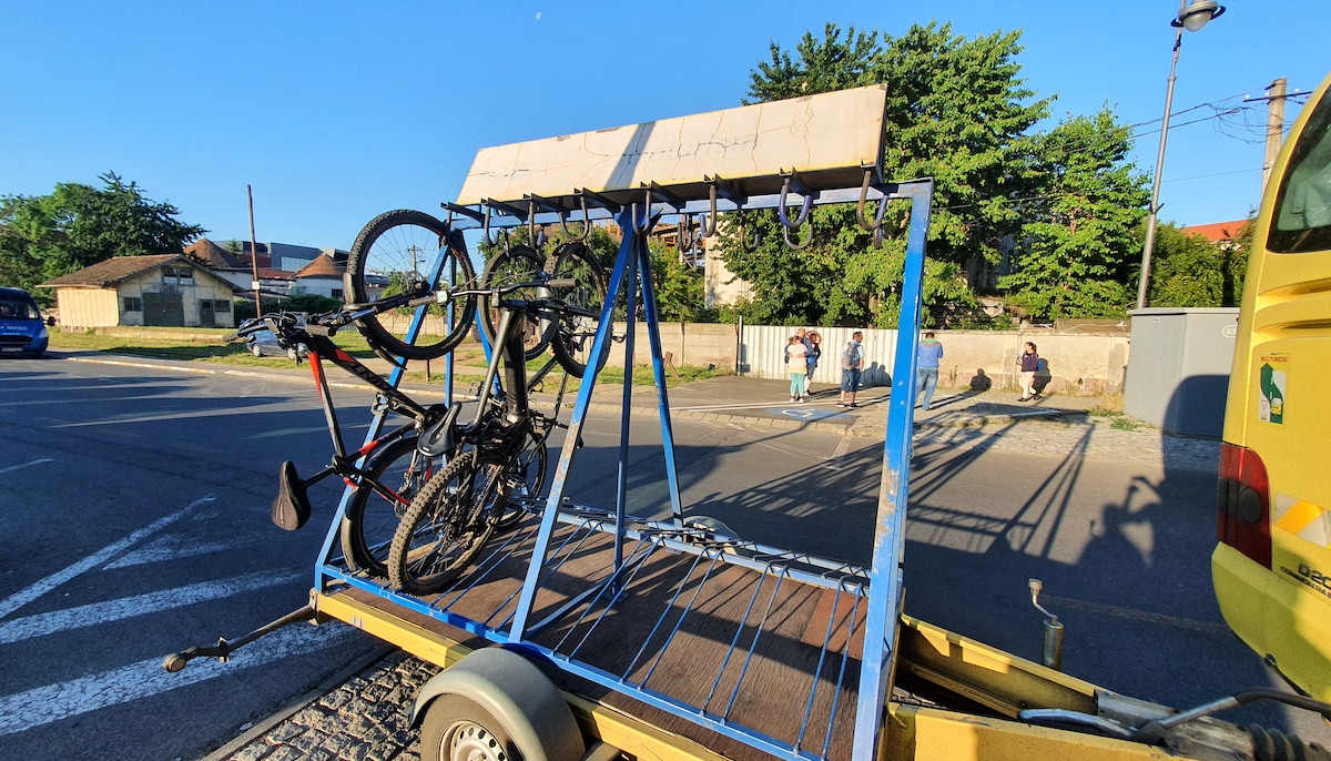 Tursib reia transportul bicicletelor către Păltiniș, de vineri, dar tot cu vechea remorcă. Anul trecut era promisă una nouă