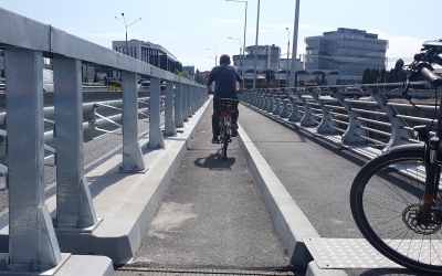 „Atât s-a putut” pe noile poduri de pe Alba Iulia: o pistă de biciclete e în șanț, cealaltă - parțial sub parapete