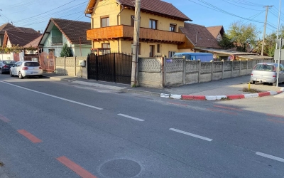 Localnicii semnalează că strada Țiglari e pericol public: Pista pentru biciclete a fost ștearsă pentru a lăsa loc mașinilor. Primăria: ”Facem un studiu de trafic”