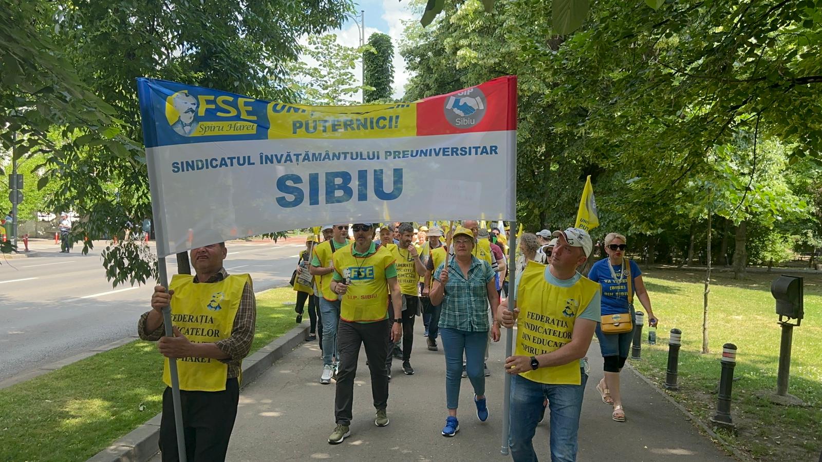 Profesorii sibieni au ajuns la mitingul din București. „Am ajuns să oferim consiliere guvernanților! Facem înscrieri în programul a doua șansă”
