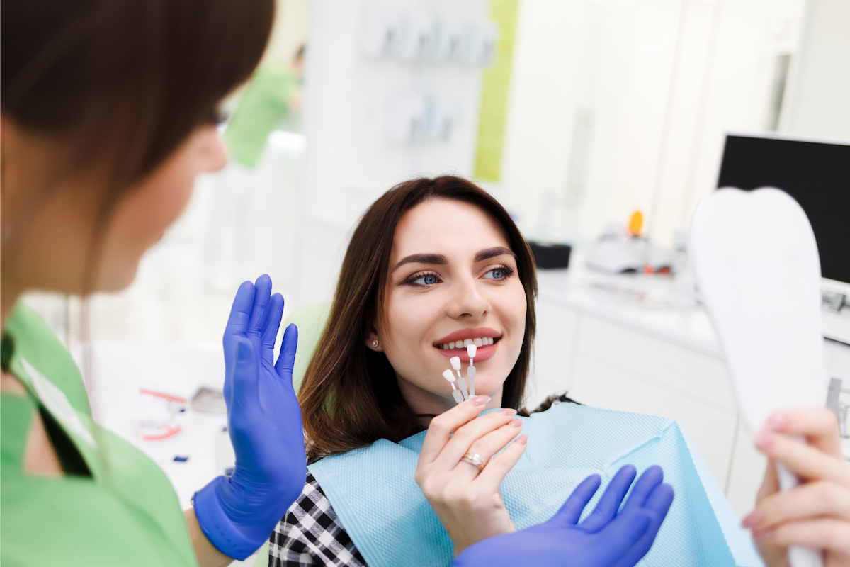 Cum te ajută fațetele dentare să ai un zâmbet frumos?