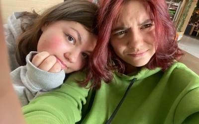 Două adolescente din Ucraina au devenit cele mai bune prietene la Liceul de Artă din Sibiu. Orașul nostru le amintește de casă, doar că aici se simt în siguranță