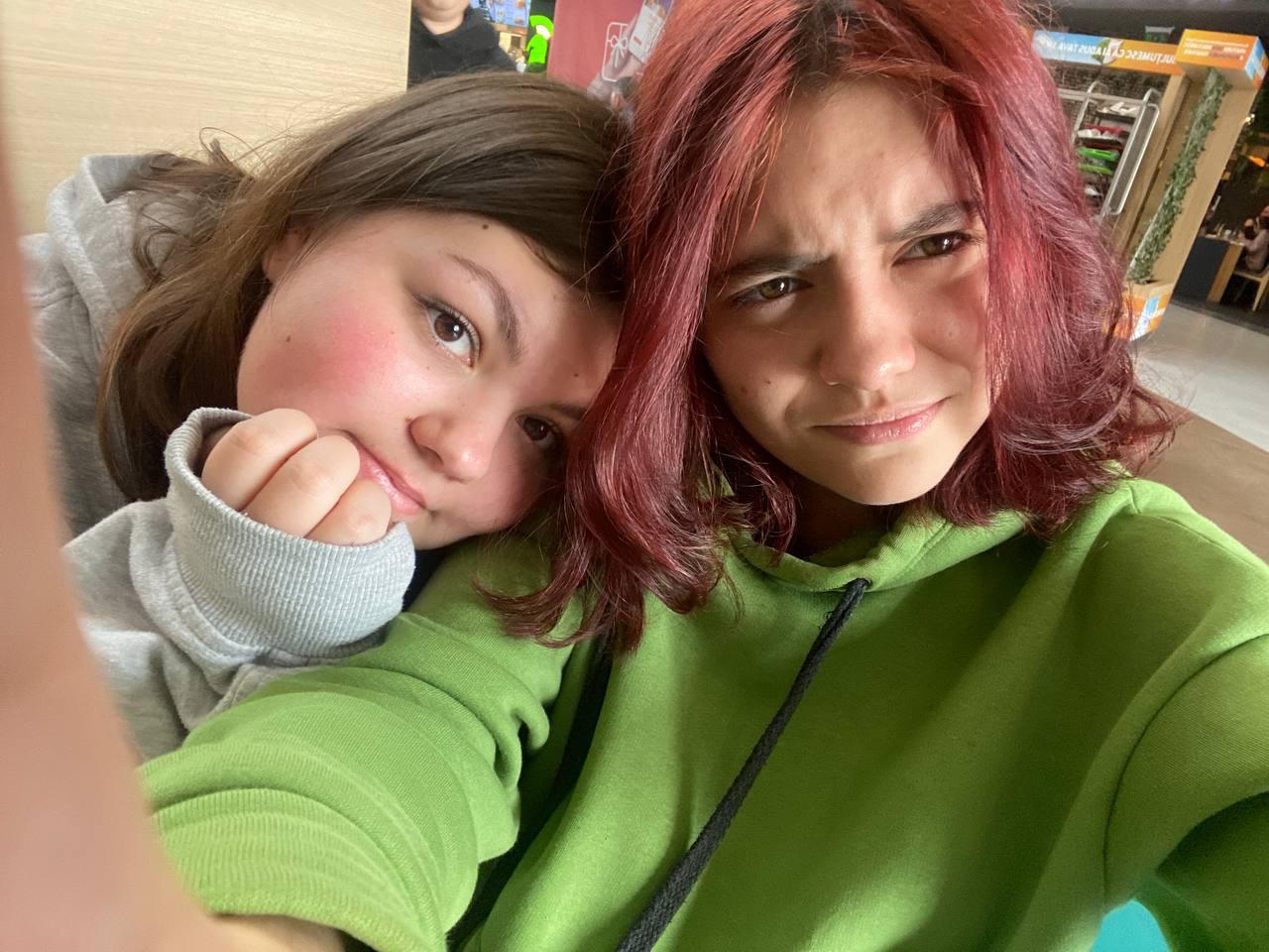 Două adolescente din Ucraina au devenit cele mai bune prietene la Liceul de Artă din Sibiu. Orașul nostru le amintește de casă, doar că aici se simt în siguranță