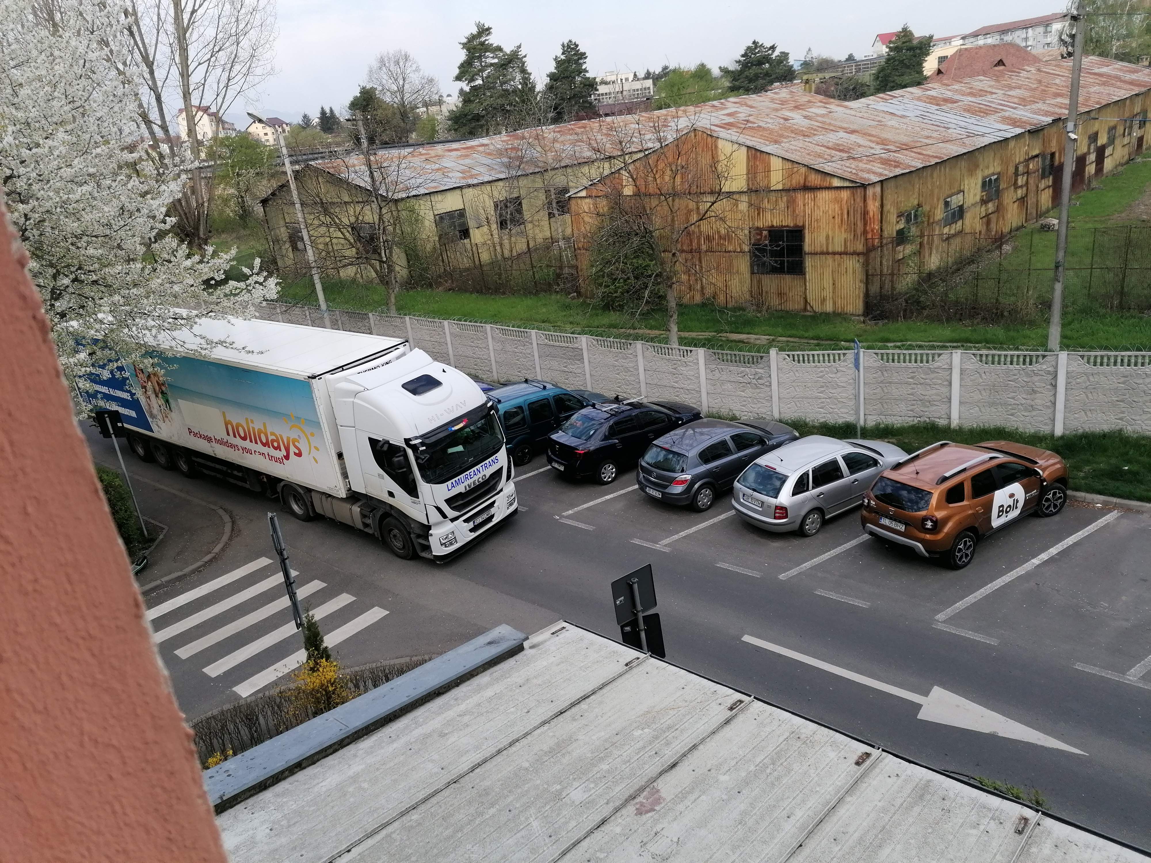 Tot mai multe TIR-uri blocate pe străduțele din Sibiu, după ce s-au înmulțit supermarketurile. 327 de autorizații de circulație emise de primărie