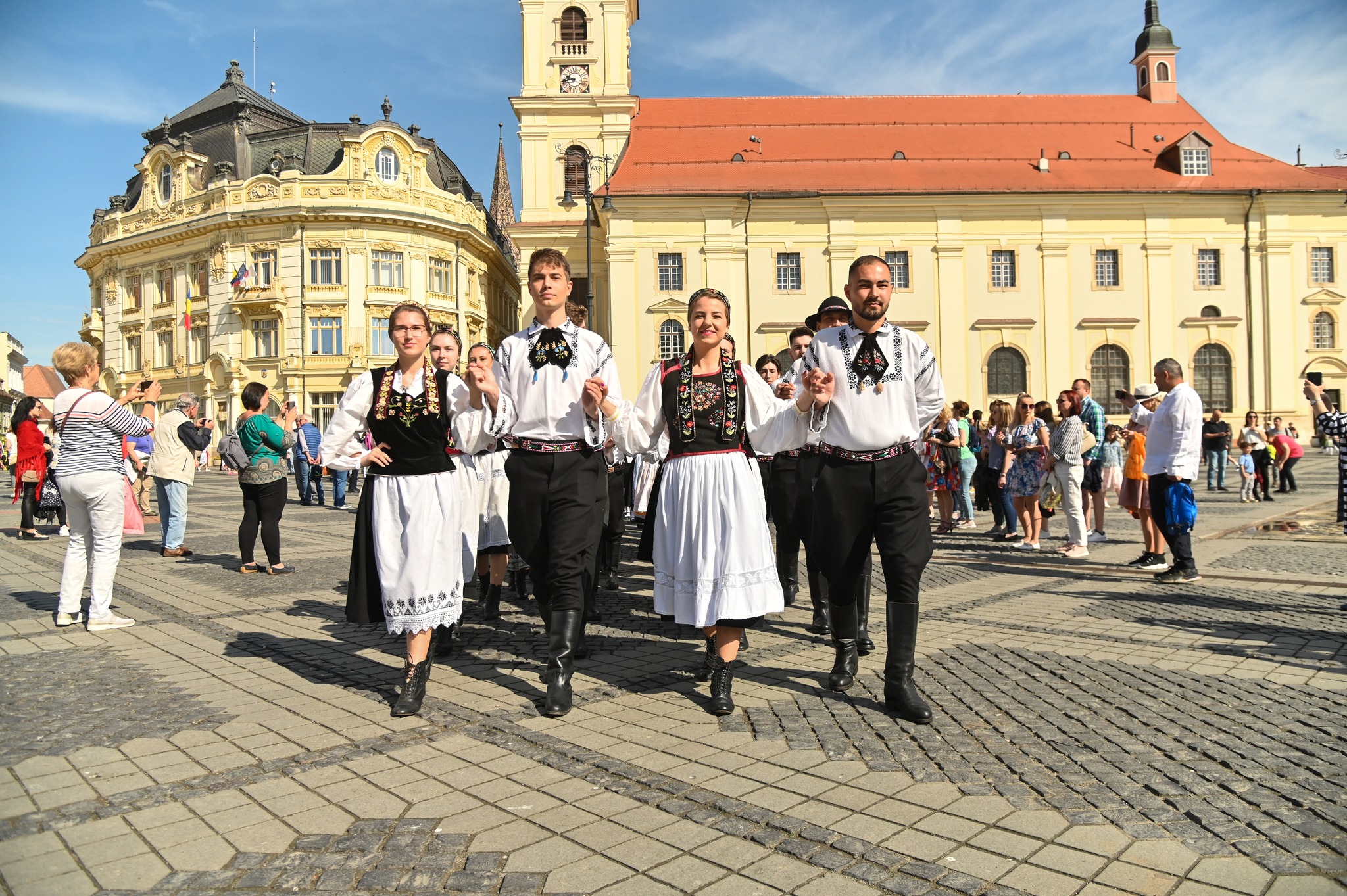 Maifest: Peste 800 de elevi de la clasele cu predare în limba germană participă sâmbătă la parada portului popular săsesc