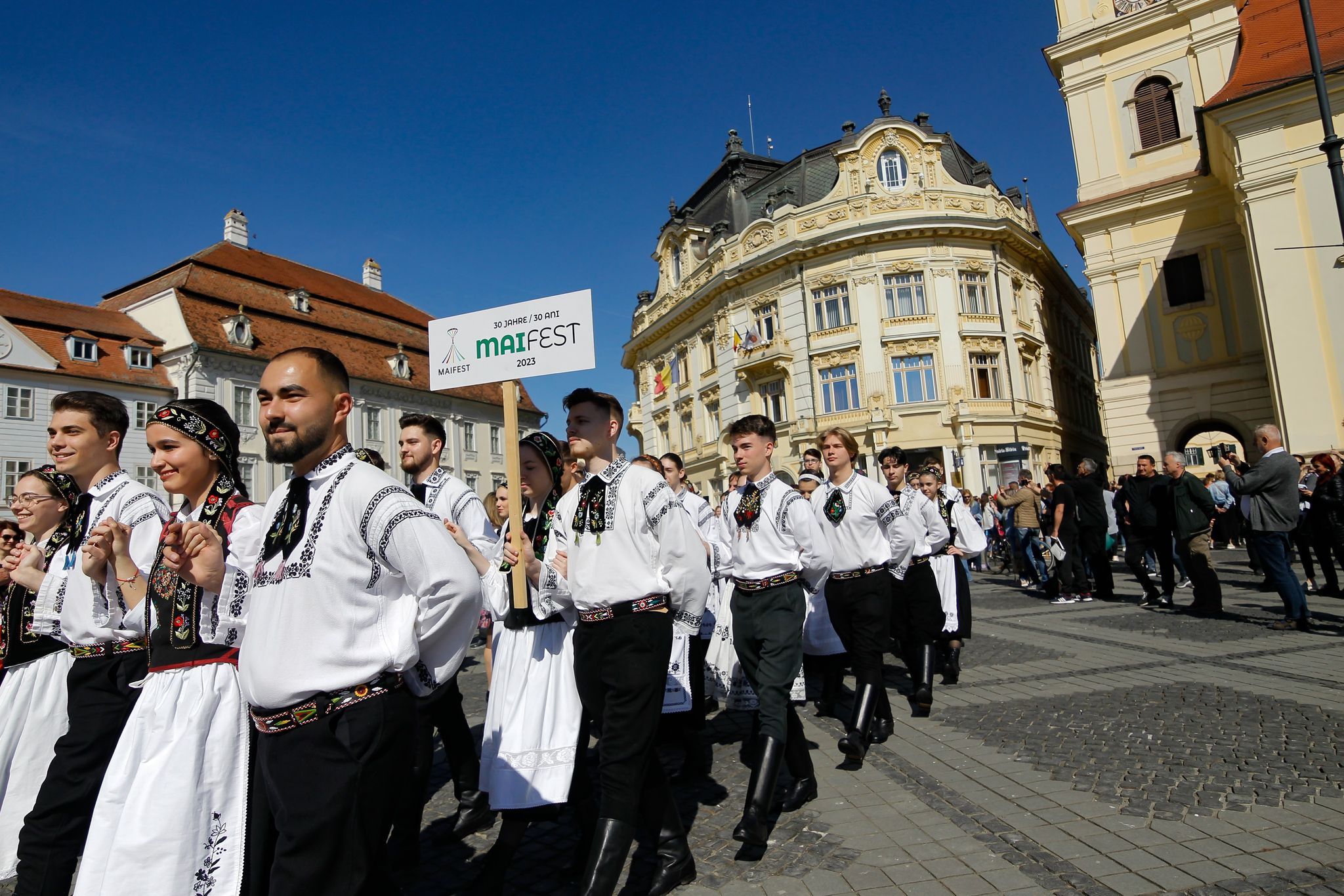 Sute de spectatori la Maifest: ”Sunt frumoase și dansurile noastre populare românești, dar și acestea sunt deosebite”