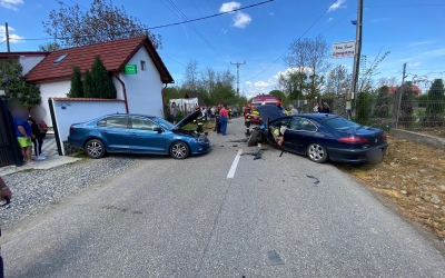 Accident frontal pe Valea Avrigului: O fetiță de 4 ani este rănită