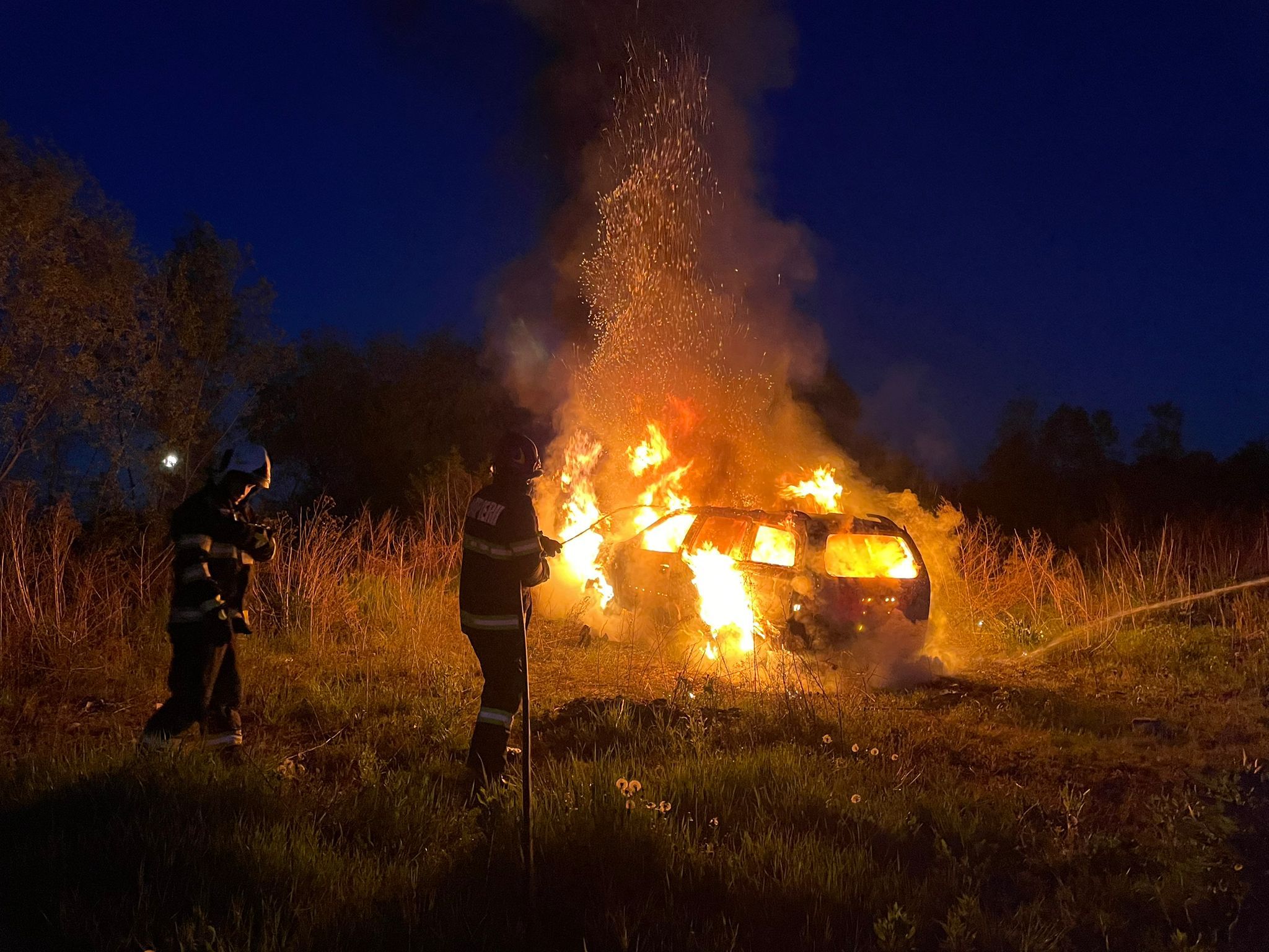 Mașină incendiată pe strada Orzului din Sibiu. „O acțiune intenționată, prin utilizarea de materiale combustibile”