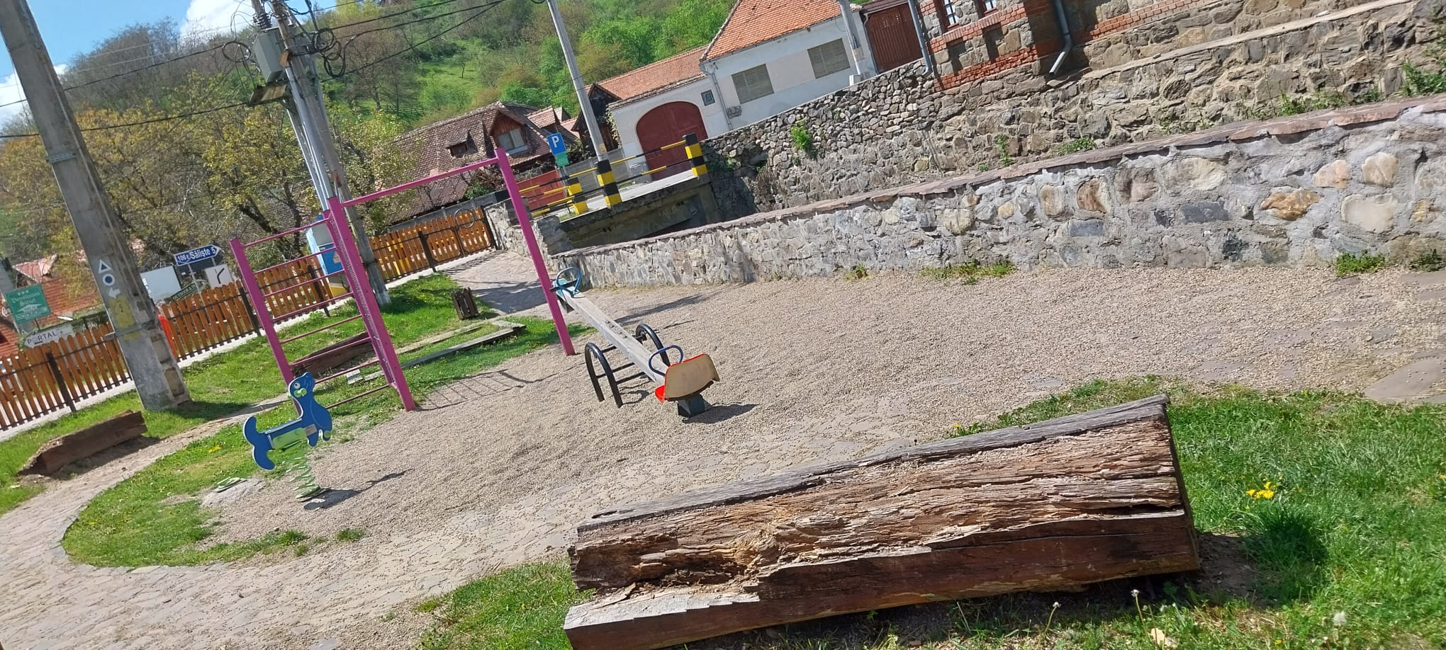 „Sibielul este sat turistic și e păcat să ne arătăm așa în fața turiștilor”. Bănci din lemn putred în parcul din centrul satului