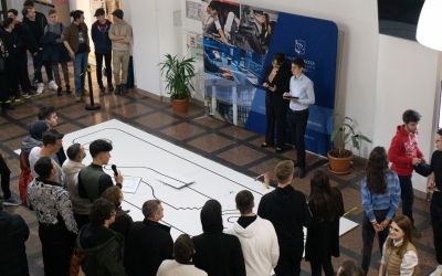 Roboți care pregătesc prăjituri și pun cireșe pe tort. O echipă de la Inginerie pleacă în Franța la concursul internațional de roboți Eurobot