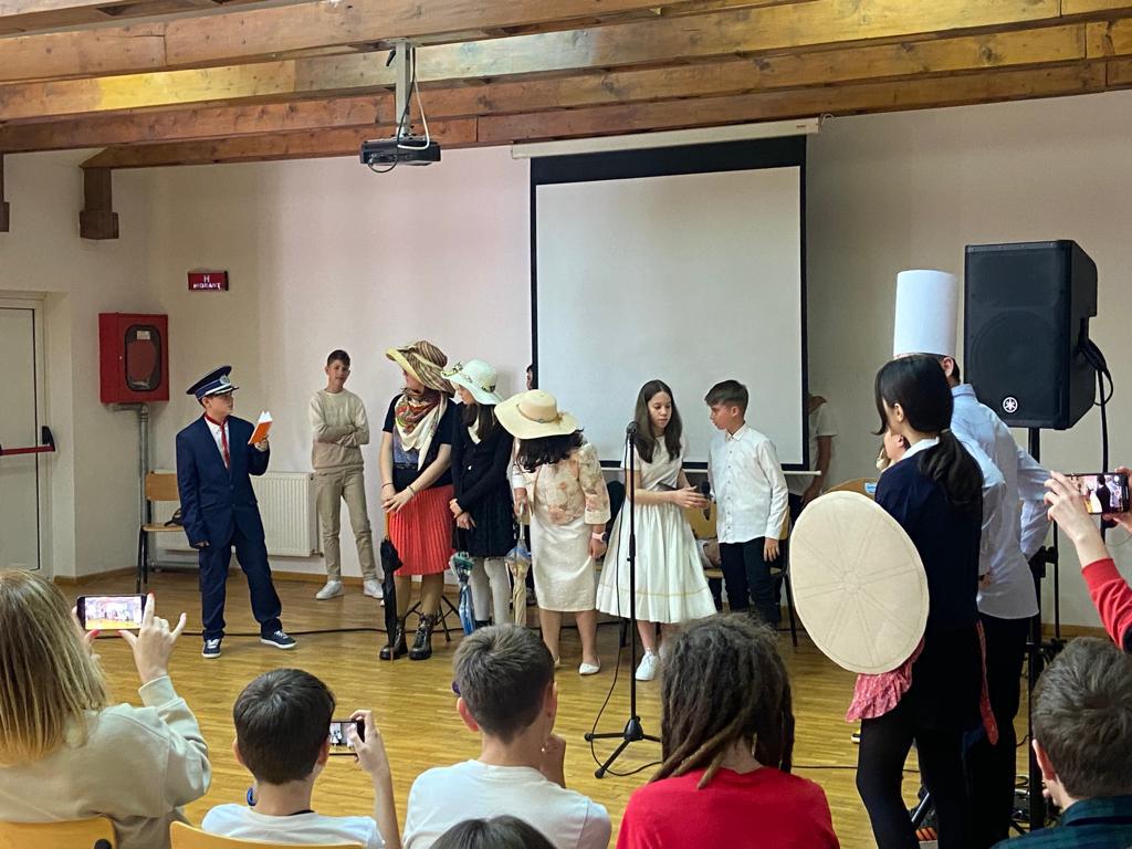 Elevii de la Lazăr au sărbătorit ziua Uniunii Europene printr-o serbare: „Fiecare copil este o fereastră care lasă lumina să ne bucure sufletul”