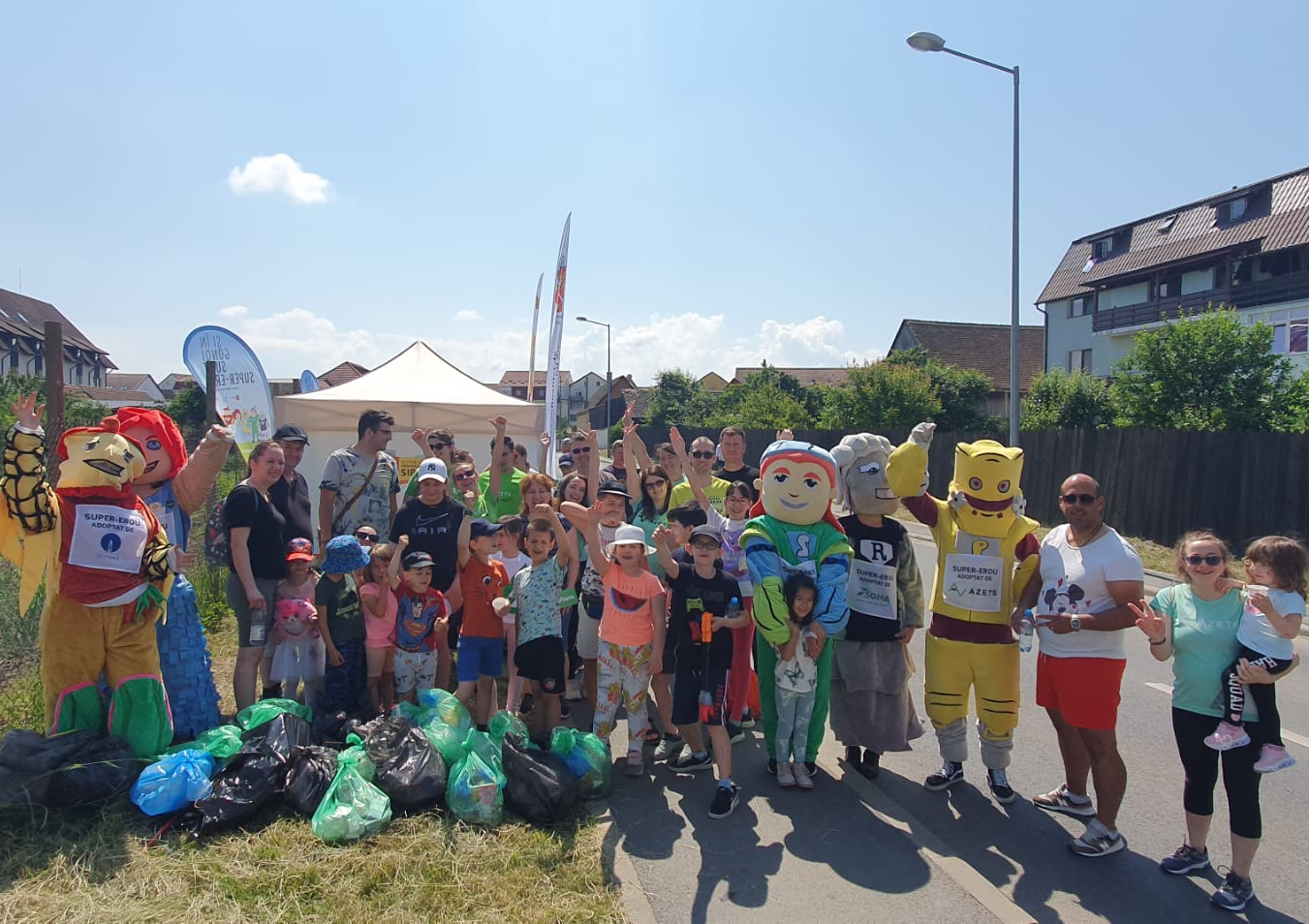 Zeci de angajați ai companiei Azets Sibiu au participat sâmbătă la o acțiune de curățenie în cartierul Turnișor