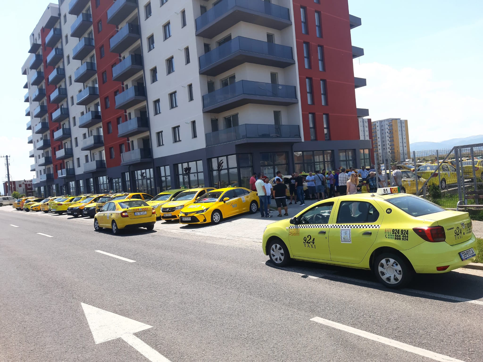 Taximetriștii sibieni anunță un amplu protest împotriva Bolt și Uber. „Suntem 230 de taximetriști care ne-am adunat”