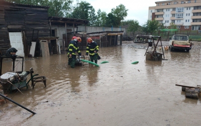 Actualizare: Inundații în zeci de locuințe din Sibiu. Pompierii au intervenit pe 23 de străzi