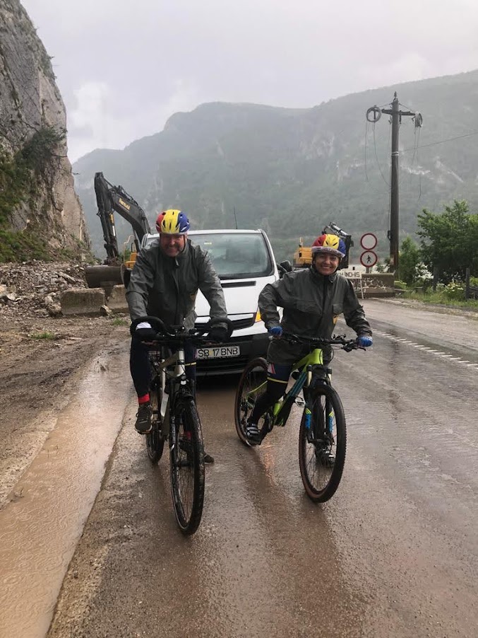Adina și Wouter Janssen, la trei săptămâni după ce au plecat în cursa ciclistă de 3.500 de kilometri, din Sibiu în Olanda: Am fost surprinși de poteci cu iarbă înaltă