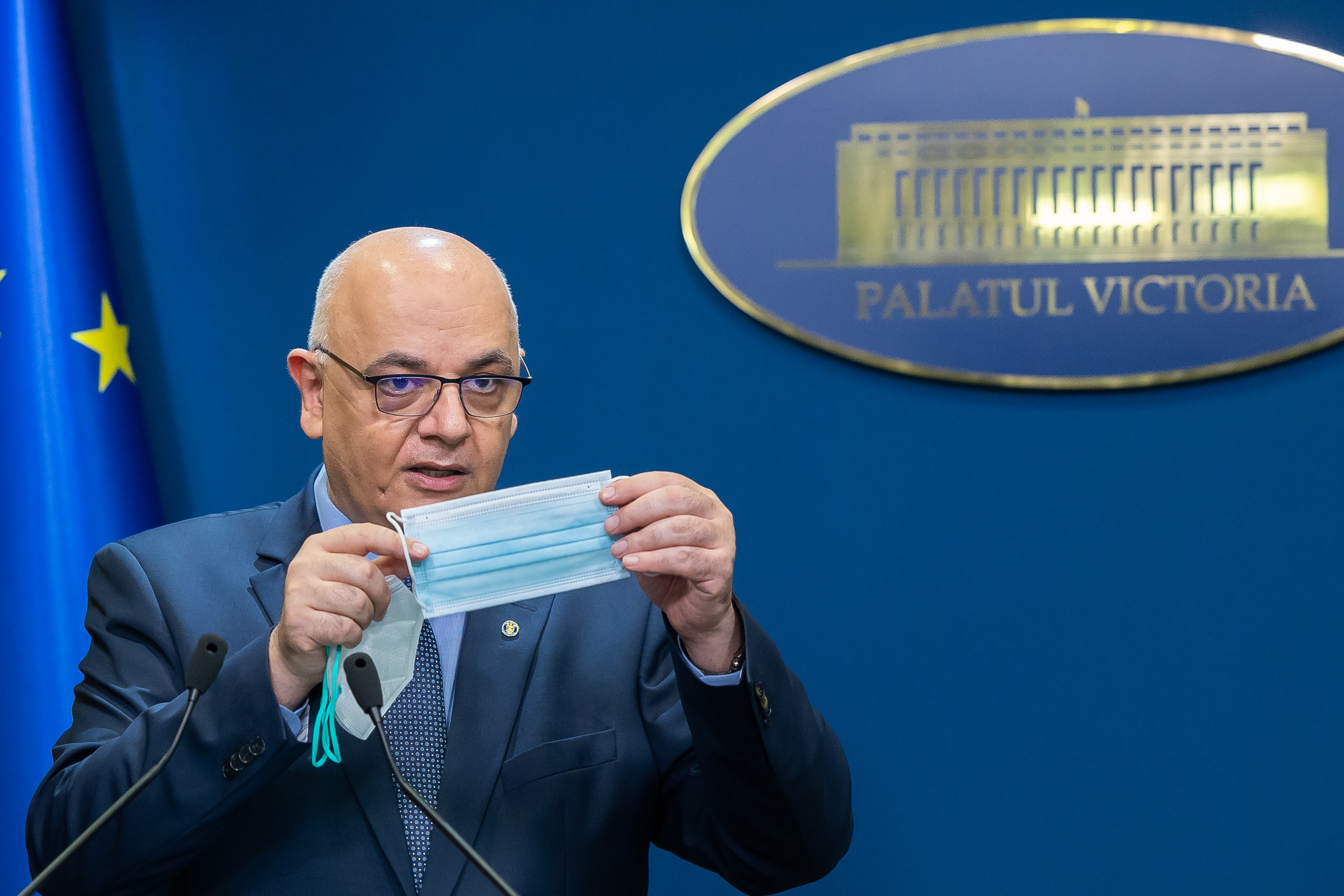 UTIL: Măștile și mănușile de protecție trebuie aruncate cu mare atenție, ele nu se pot recicla