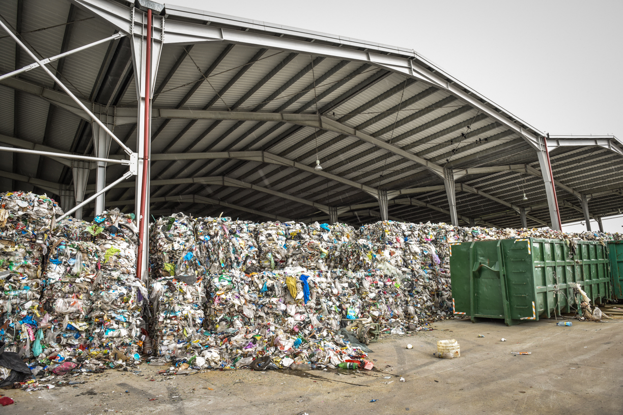 UTIL: Unde ajung deșeurile din sticlă colectate de la sibieni și cum se pot recicla