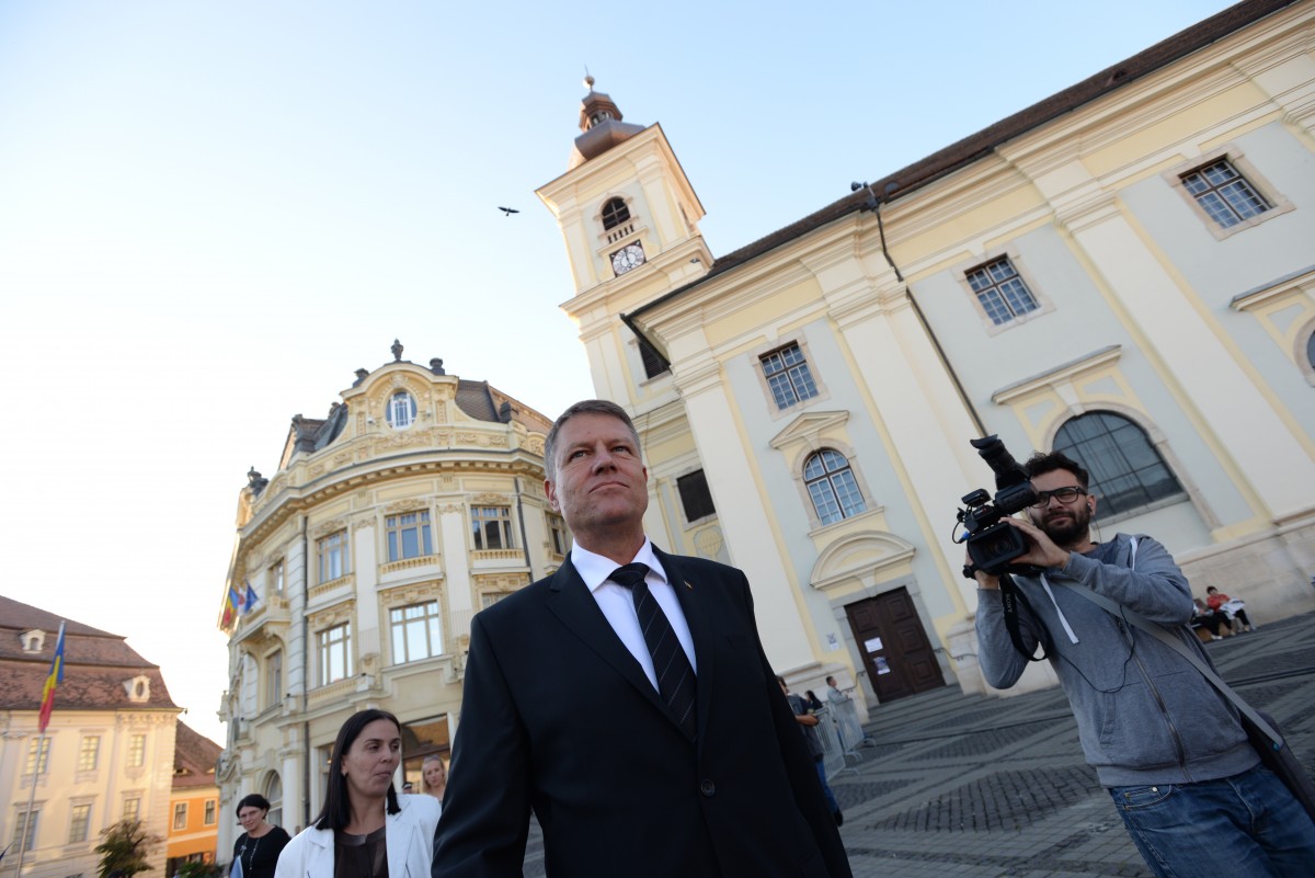 Președintele Iohannis împlinește astăzi 64 de ani. O treime din viața lui a fost primar al Sibiului și președinte al României