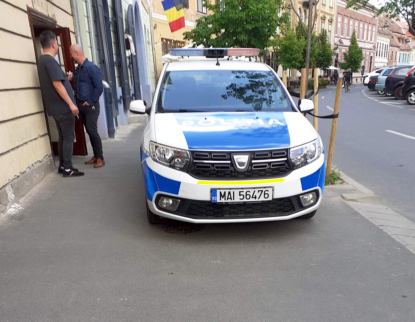 Poliția, sesizată despre o parcare neregulamentară a propriilor angajați: „nu se poate identifica numărul de înmatriculare și nici locul unde a fost parcată”