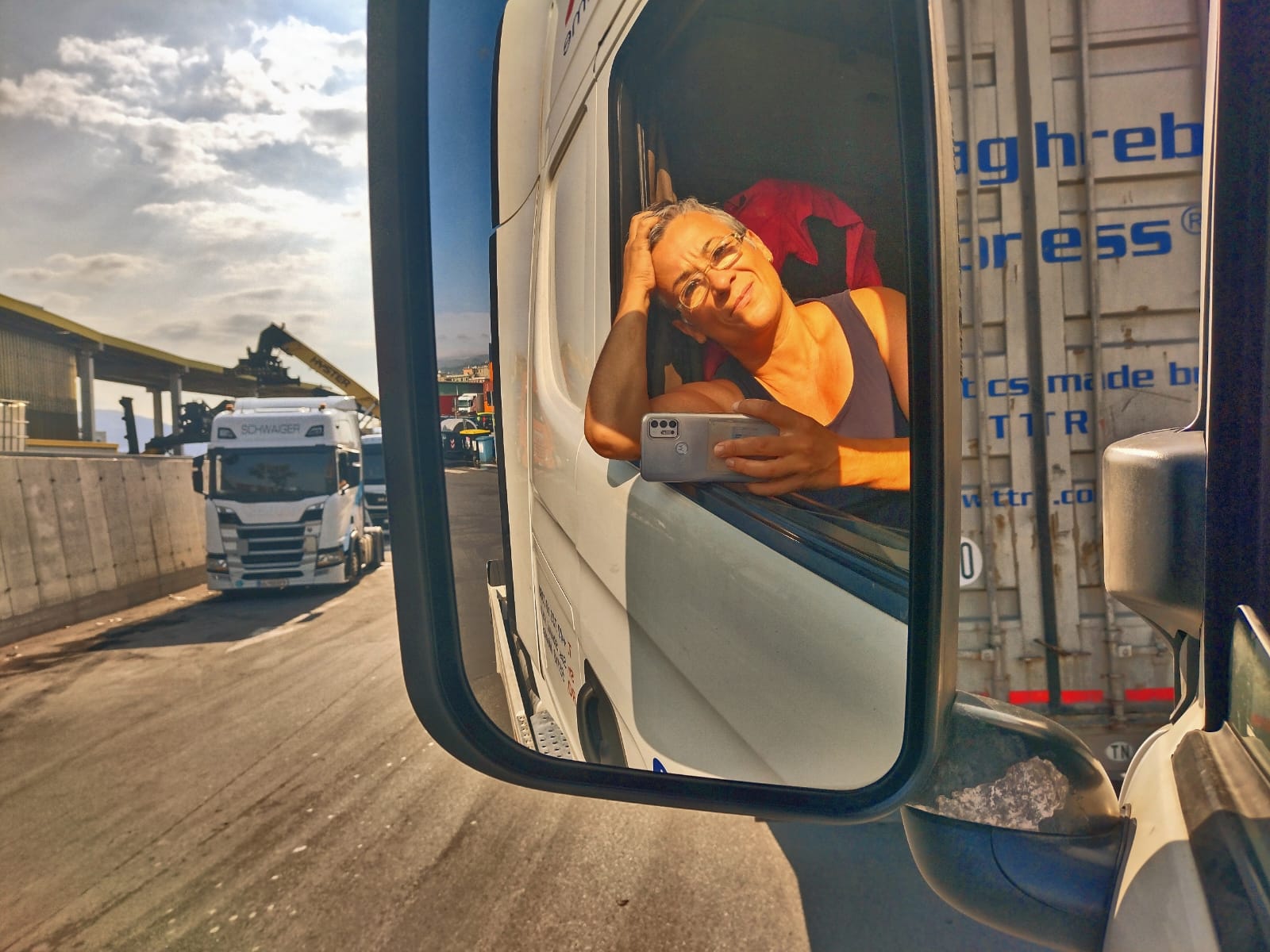 O sibiancă a ajuns șoferiță de TIR, după ce zece ani a lucrat cu turiști. „Credeam că meseria de șofer de camion este cea mai frumoasă din lume”