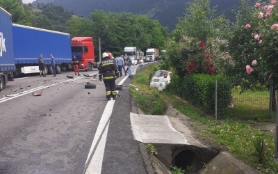 Accident pe Valea Oltului între o mașină și un TIR. Traficul este blocat