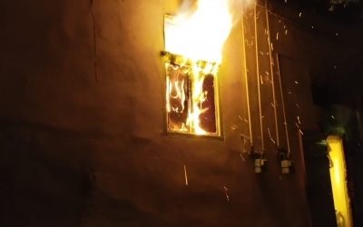 Incendiu pornit de la o lumânare, la o casă din Mediaș