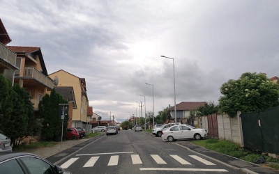 „Așa a aprobat comisia”: justificarea pentru o țeavă care blochează un loc de parcare, amplasată să semnalizeze o trecere de pietoni dintre un bloc și o poartă