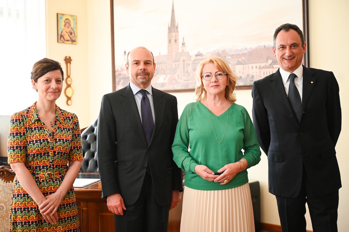 Prima vizită a unui ambasador italian în Sibiu, în ultimii nouă ani. S-a văzut cu Fodor, Cîmpean, Crețu și... Iordănescu