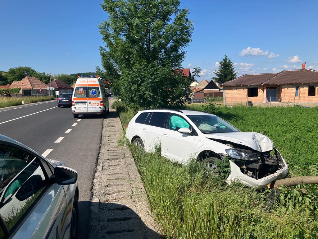 Neatenția la volan: a intrat pe contrasens și s-a oprit în copac