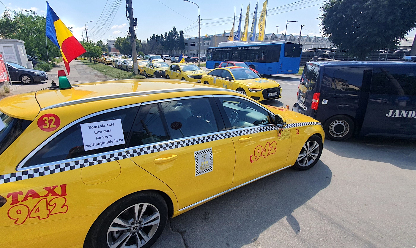 Rezumatul protestului taximetriștilor sibieni: mașinile lor sunt mai noi, dările mai mari, iar în weekend sunt „cotropiți” de cei veniți din alte zone cu Uber și Bolt