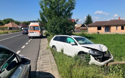 Neatenția la volan: a intrat pe contrasens și s-a oprit în copac
