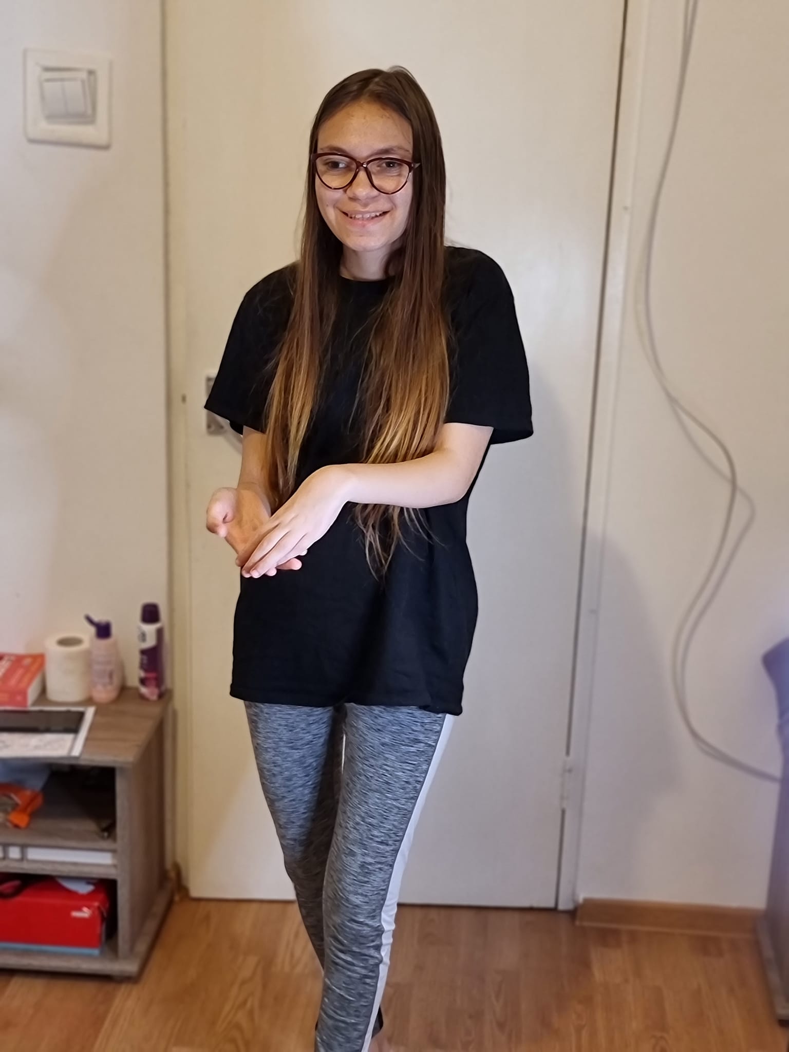 O sibiancă de 15 ani are nevoie de sprijin pentru o intervenție medicală în Turcia. Denisa s-a născut cu semipareză