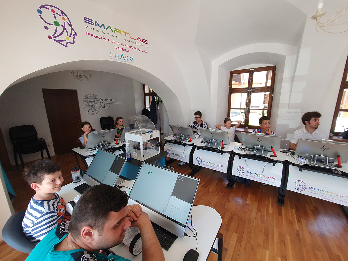 Cursurile gratuite de la Smart Lab-ul din Piața Mică a Sibiului: de la realitatea virtuală și lumea roboților, până la tehnologia digitală pentru seniori și inițiere Word și Excel