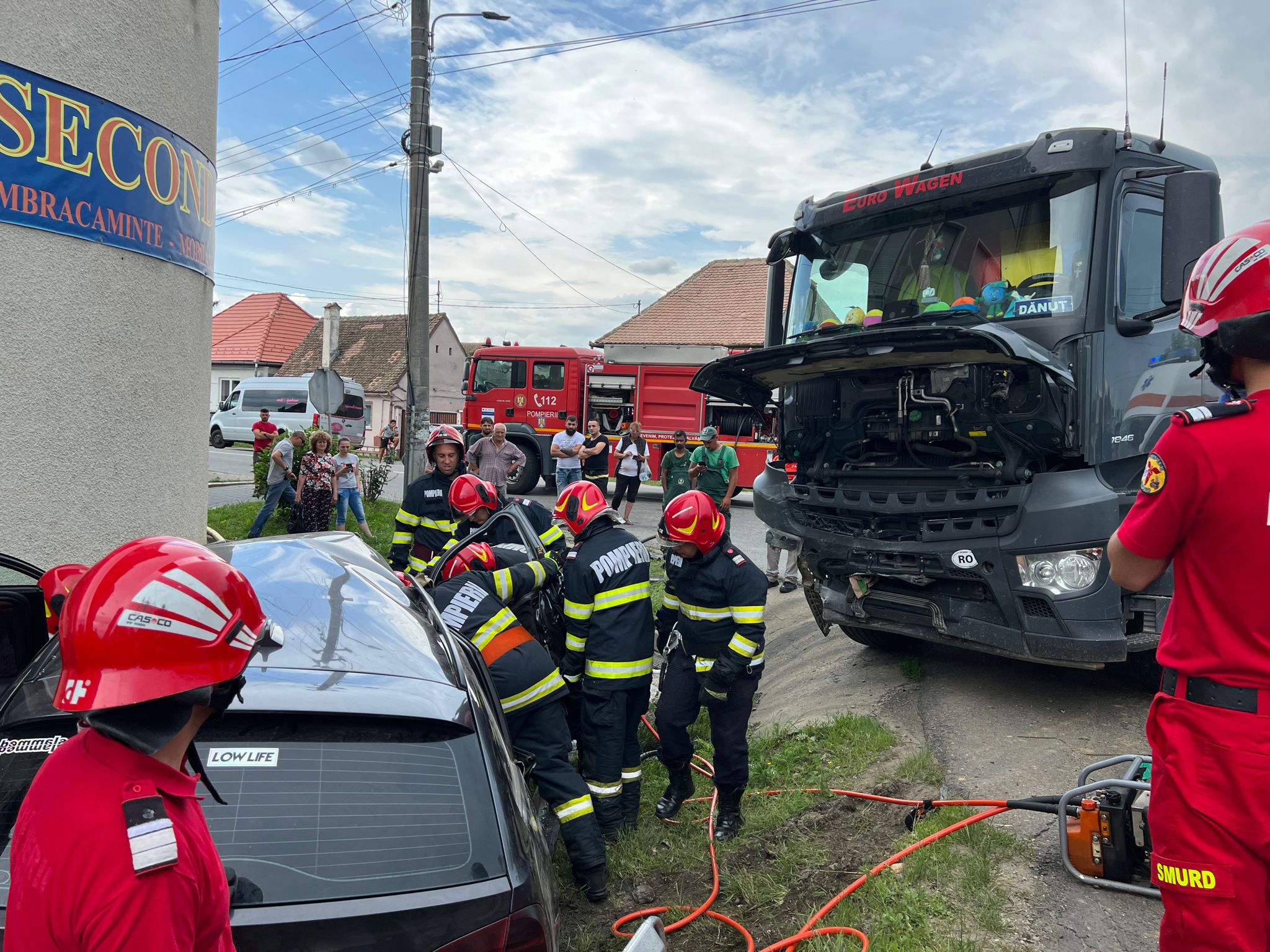 Accidentul din Cristian, la intersecția spre Orlat: șoferul mașinii nu a dat prioritate la virajul la stânga. Un pasager din mașină, rănit grav