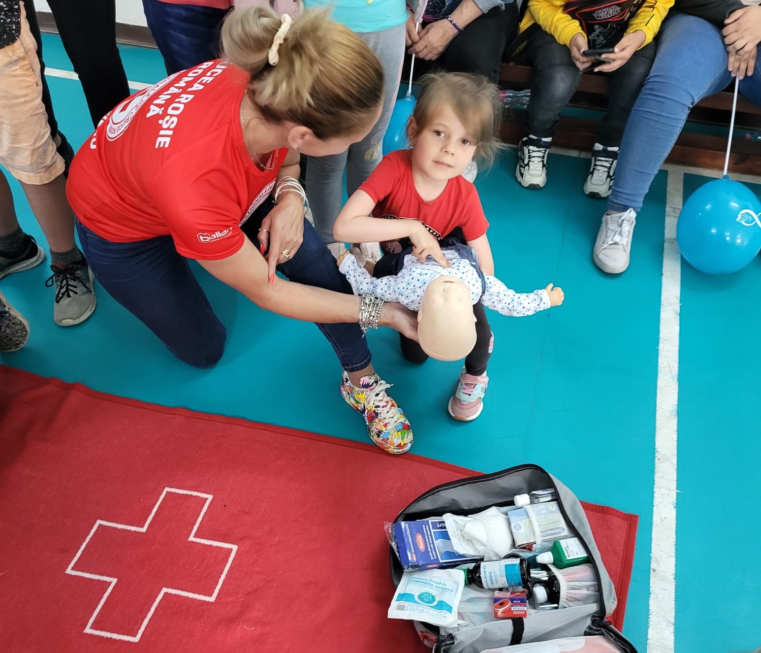 Crucea Roșie Sibiu organizează școală de vară. Copiii vor învăța cum să acorde primul ajutor