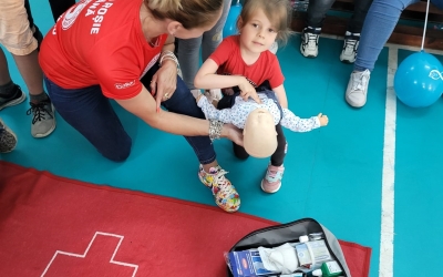 Crucea Roșie Sibiu organizează școală de vară. Copiii vor învăța cum să acorde primul ajutor