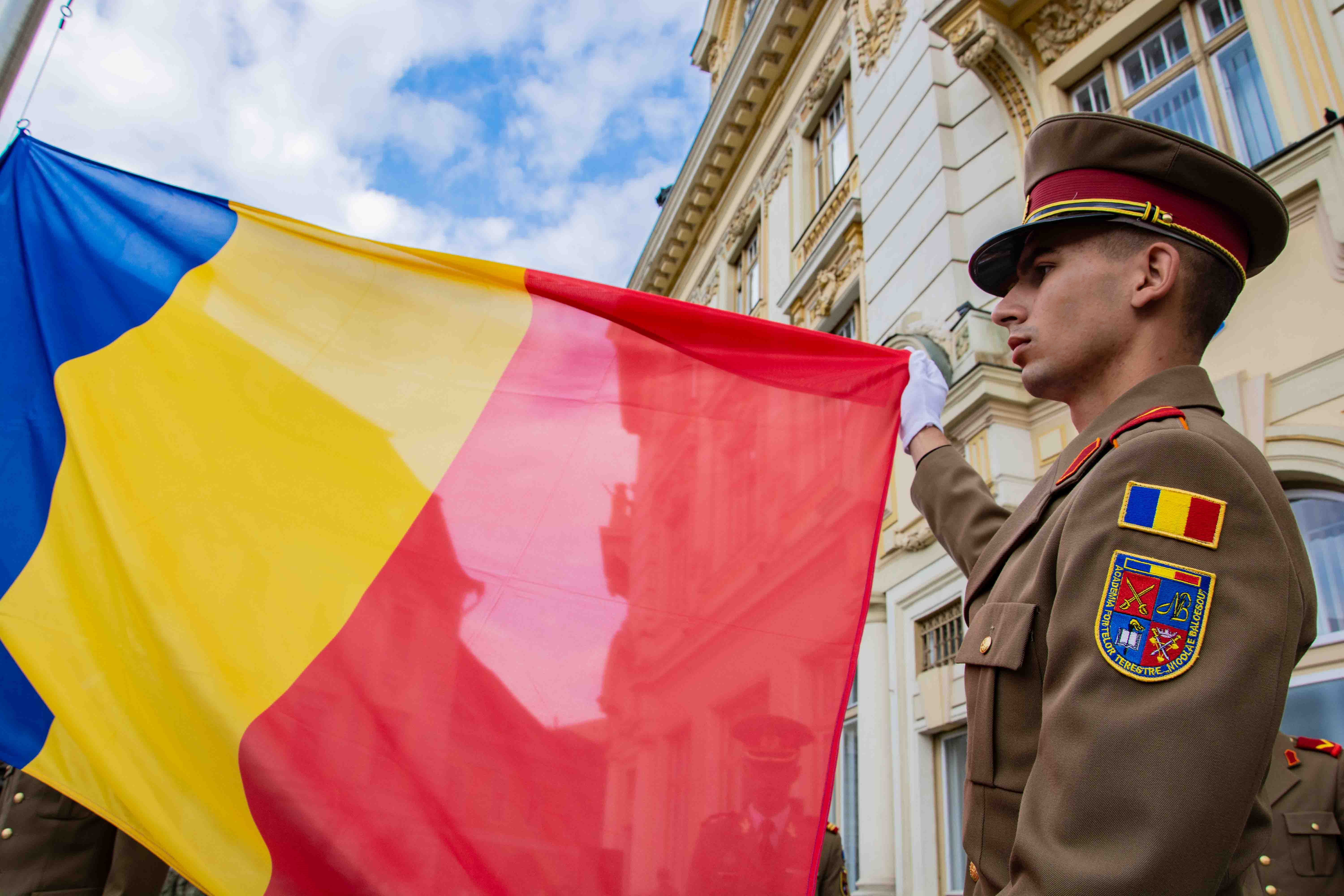 Steagul României sfințit de ÎPS Laurențiu Streza va fi arborat în Piața Mare din Sibiu de Ziua Drapelului Național