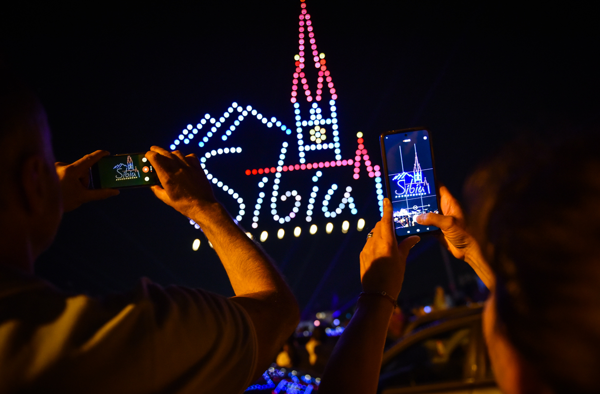Dronele au scos din nou oamenii în stradă. Spectacol pe cerul Sibiului în deschiderea FITS
