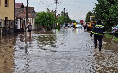 Inundații în mai multe gospodării din Sibiu și Șura Mică. Avertizarea de cod portocaliu este valabilă până luni dimineața