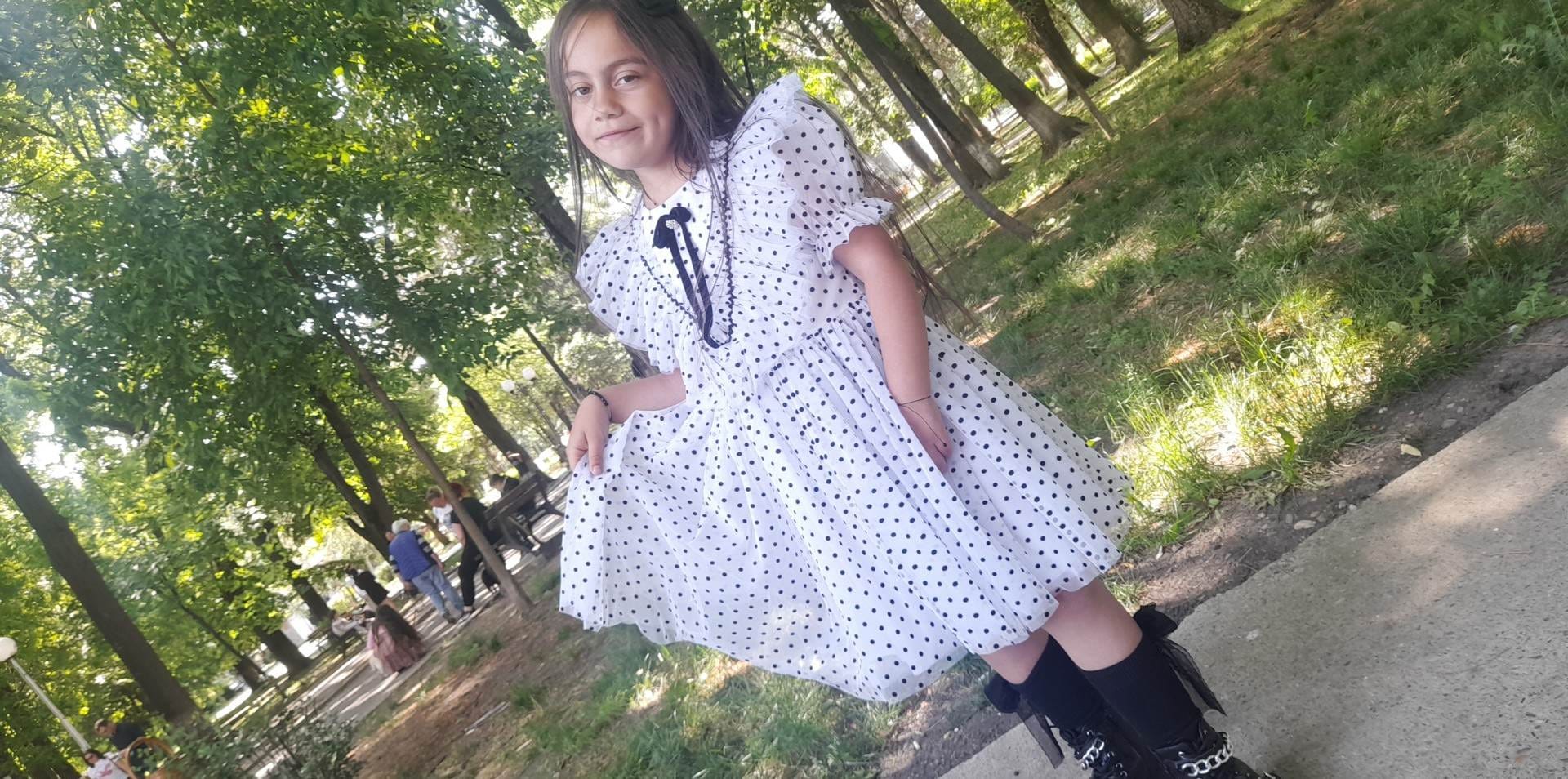 Sara, o fetiță de 8 ani din Sibiu, are nevoie de 4.500 de euro pentru o viață normală. „Eu ca mamă nu-mi permit să obosesc, dar îmi este greu să țin pasul cu atâtea costuri”