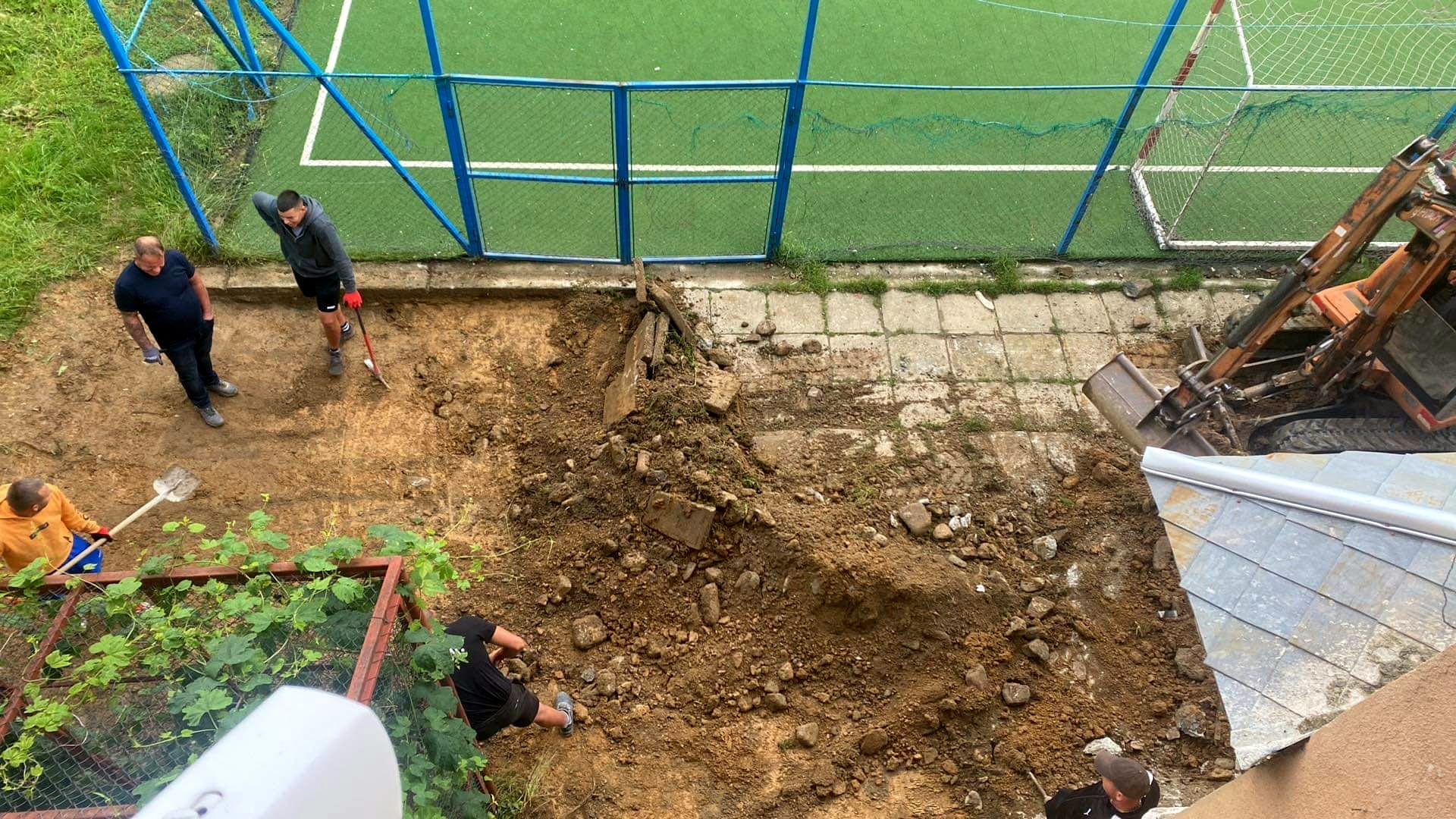 Au început lucrările la curtea Școlii Barcianu din Rășinari. „Până la debutul taberelor de vară, să avem un spațiu de activități în aer liber foarte bine amenajat”