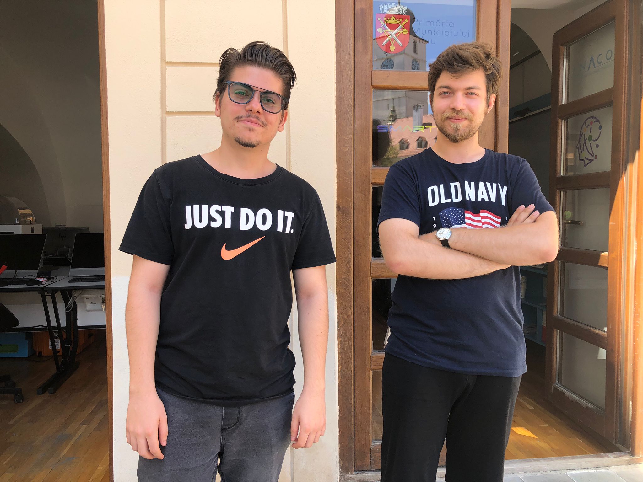 Alex și Matei sunt doi dintre studenții voluntari din Laboratorul Smart: „Vine și un domn de 80 de ani, care vrea să învețe să folosească telefonul cu touchscreen”