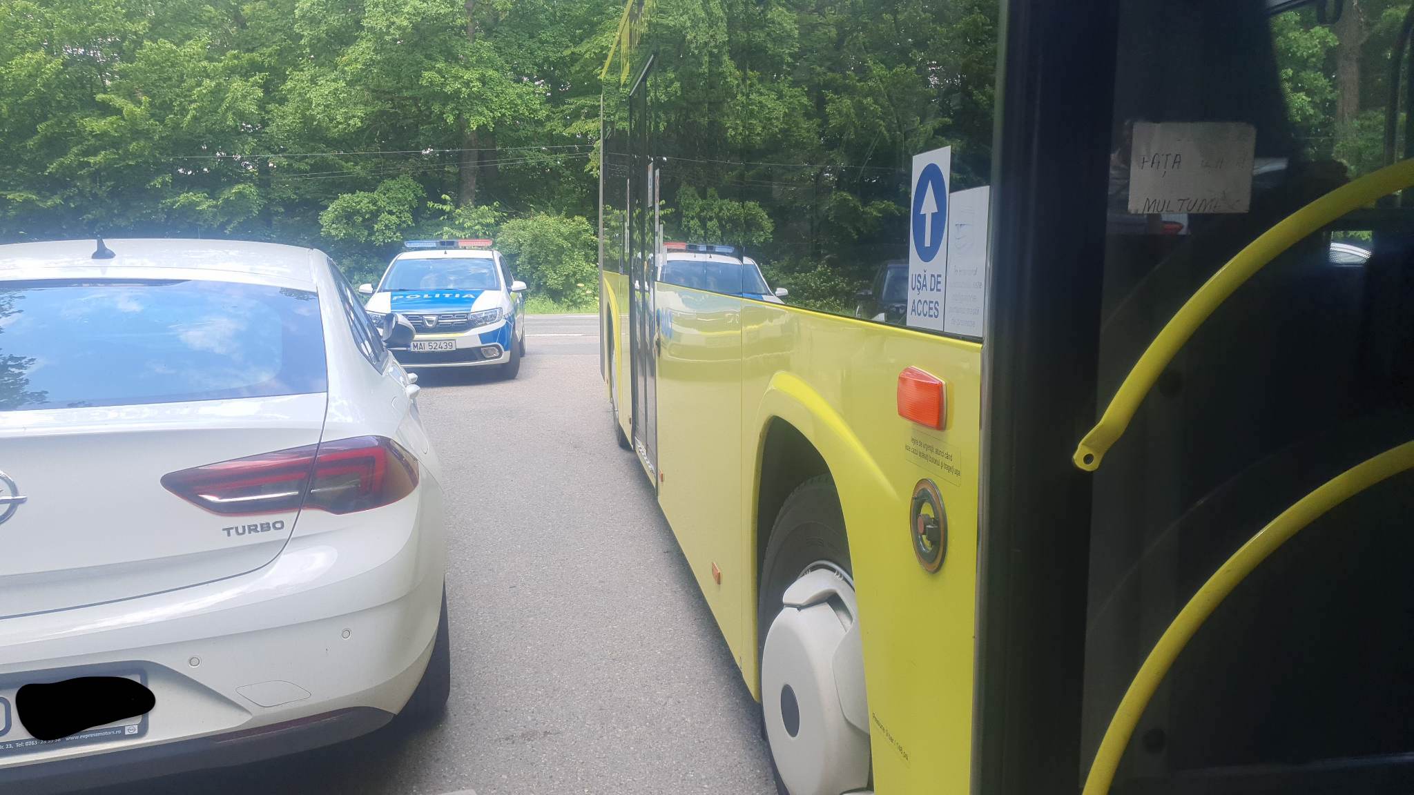 O altă latură a turismului în Sibiu: Circulația autobuzelor blocată de mașini parcate la întâmplare. Reacția Poliției
