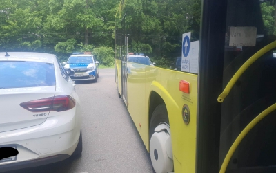O altă latură a turismului în Sibiu: Circulația autobuzelor blocată de mașini parcate la întâmplare. Reacția Poliției