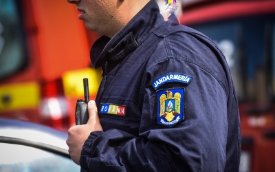 Un bărbat care a vrut să-și dea foc a fost oprit la timp de jandarmi și polițiști. Incidentul a avut loc în județul Vâlcea