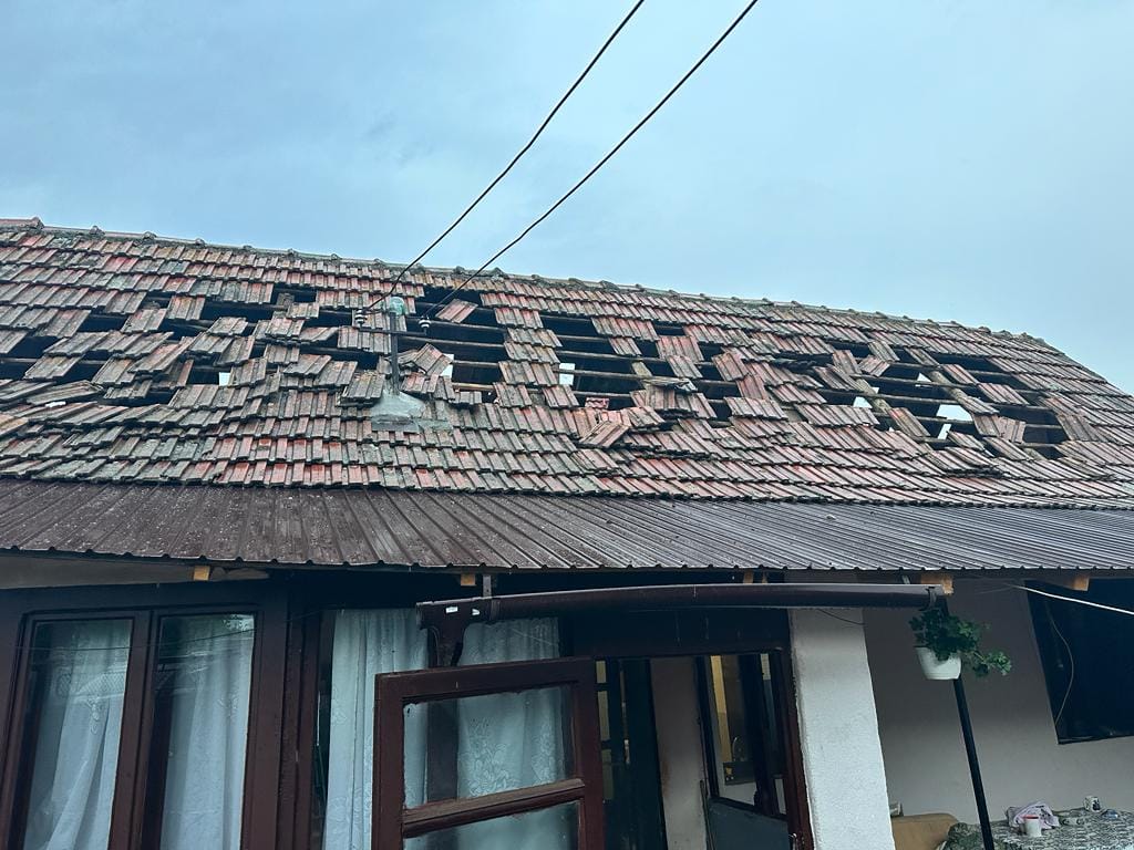 Sute de case au fost avariate de cutremur la Ghioroc, județul Arad