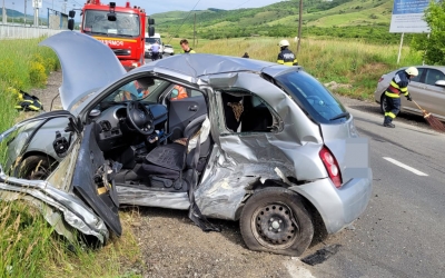 Un sibian a murit într-un accident în județul Alba, iar o tânără de 18 ani a fost rănită